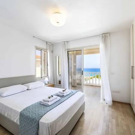 Pietra Vilă Paralimni